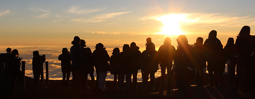 mauna kea visitors at sunset