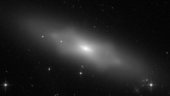 Hubble Space Telescope Looks at Stunning Peanut Galaxy | Astronomy – Sci-News.com
